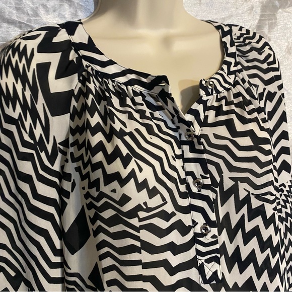 Banana Republic crepe zig zag top SZ XS GUC Button front and cuffs, light - Picture 2 of 9